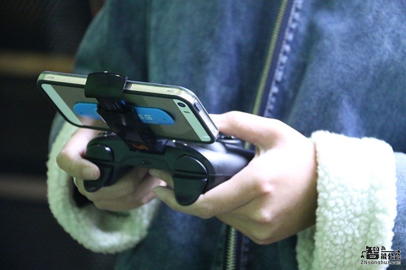 重新定义手游新玩法 这个手柄燃起了我的游戏欲 智能公会