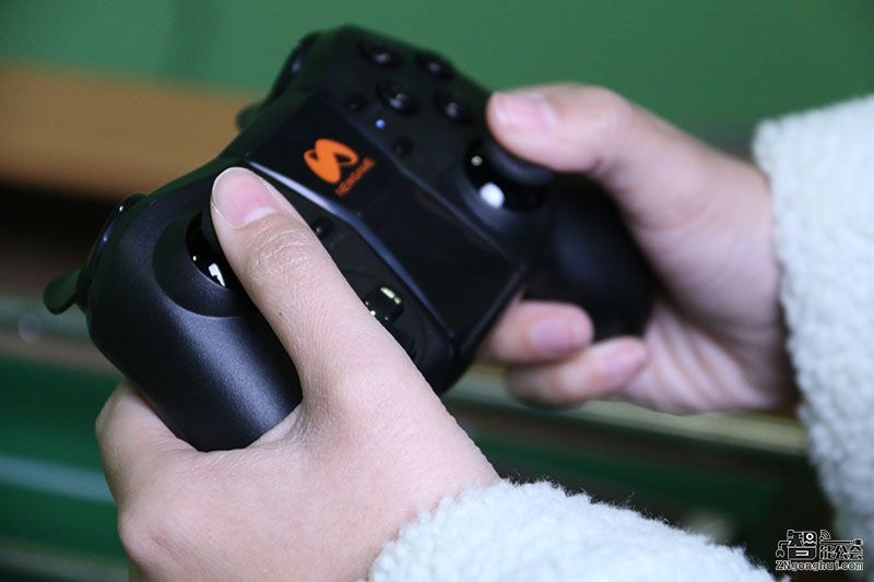 重新定义手游新玩法 这个手柄燃起了我的游戏欲 智能公会