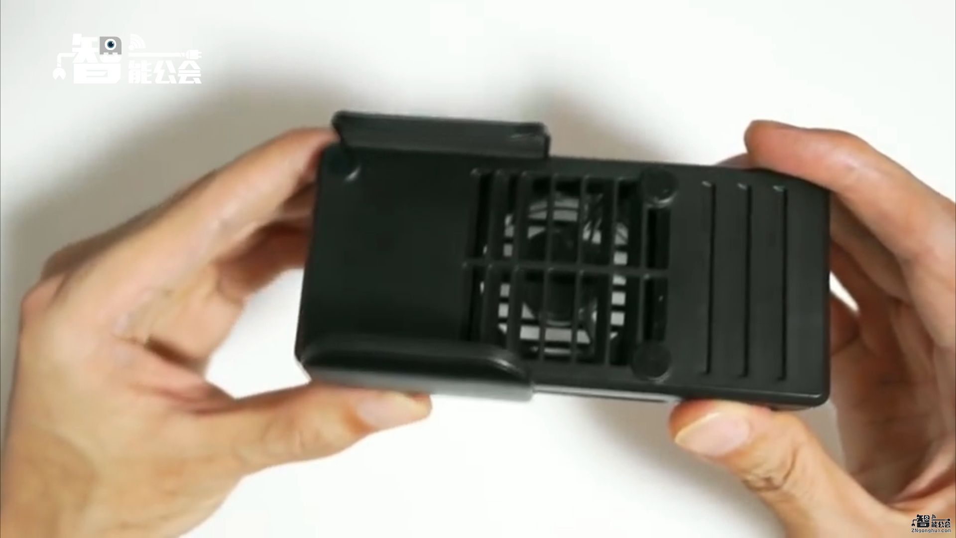 又一个BT发明！这个玩意让你的手机永远不烫 智能公会