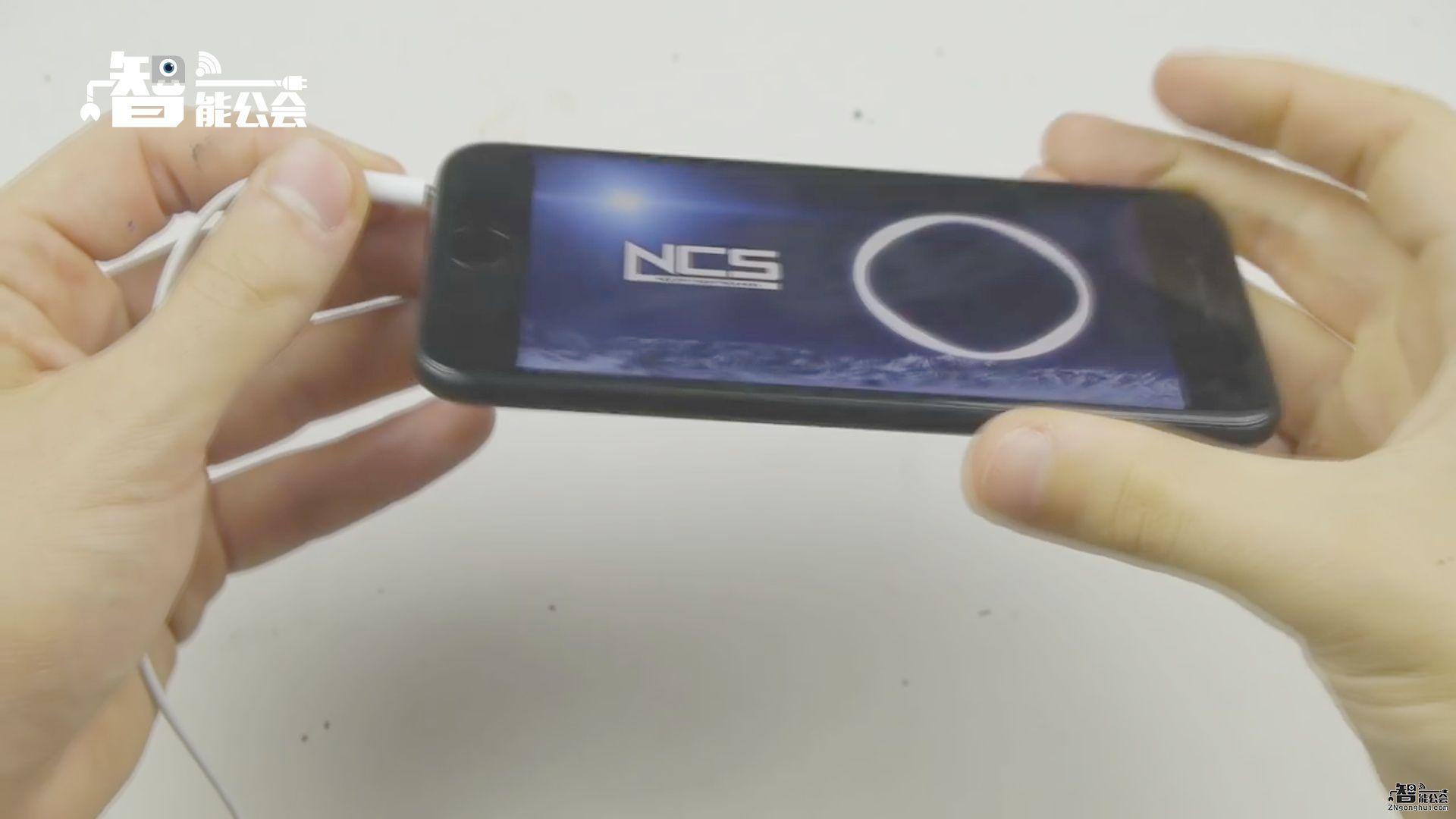 没3.5耳机插孔？逗逼老外教你1分钟改造iphone7 智能公会