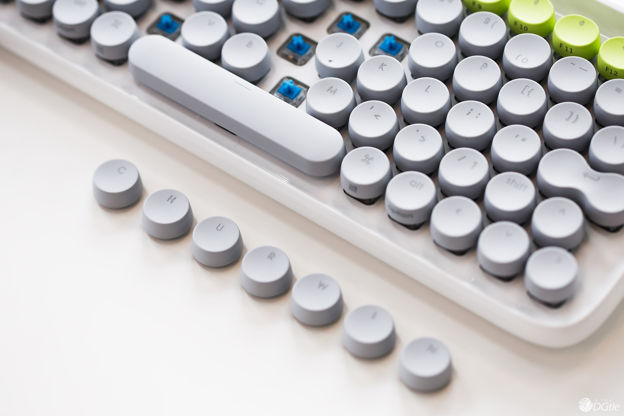 垂涎欲滴！披着糖果外衣的复古机械键盘 智能公会