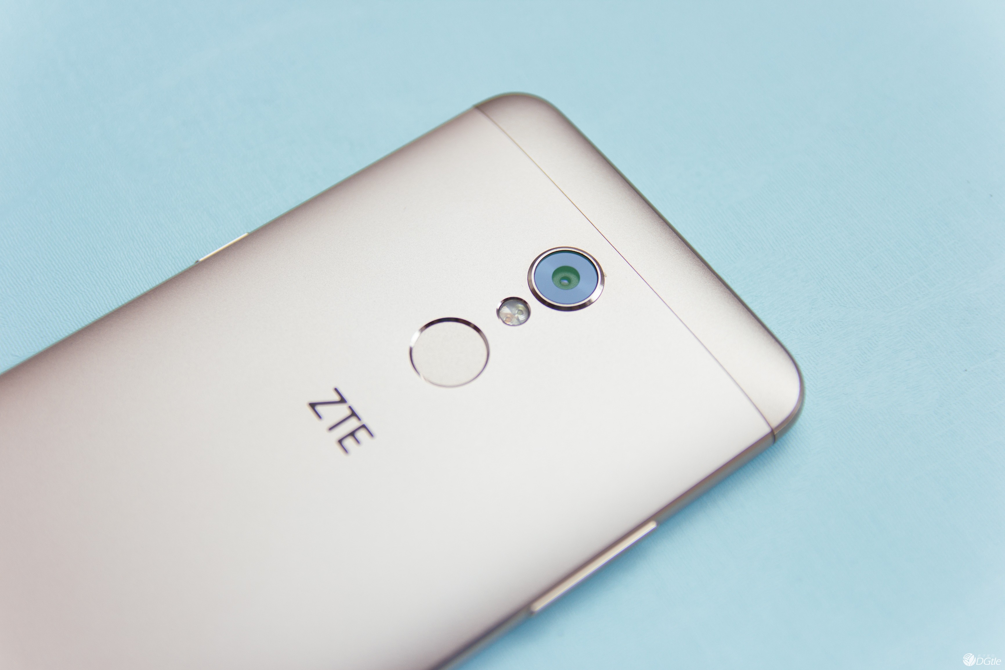  中兴小鲜4 也许是目前最实用的语音手机 智能公会