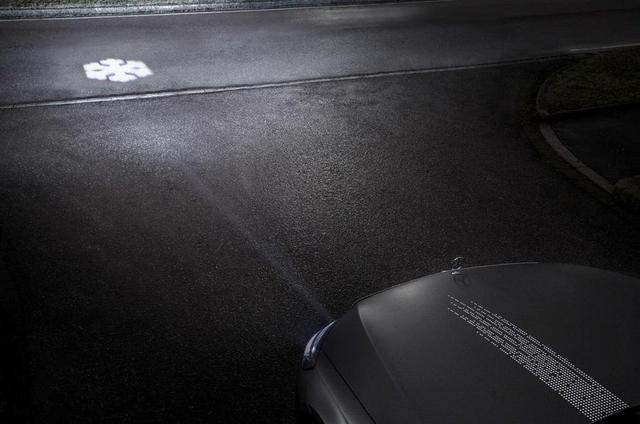 奔驰新数字灯光系统 转向提示直接投在路面上 智能公会