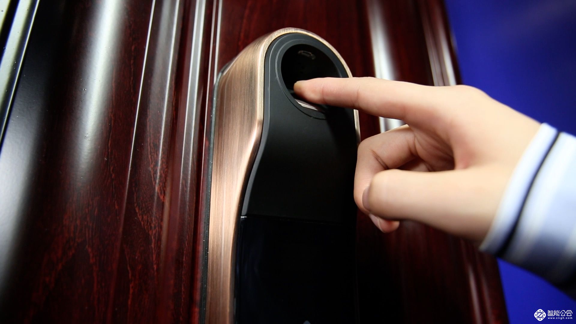 坐在沙发上掌控全家电器！这样的智慧客厅你喜欢吗？ 智能公会