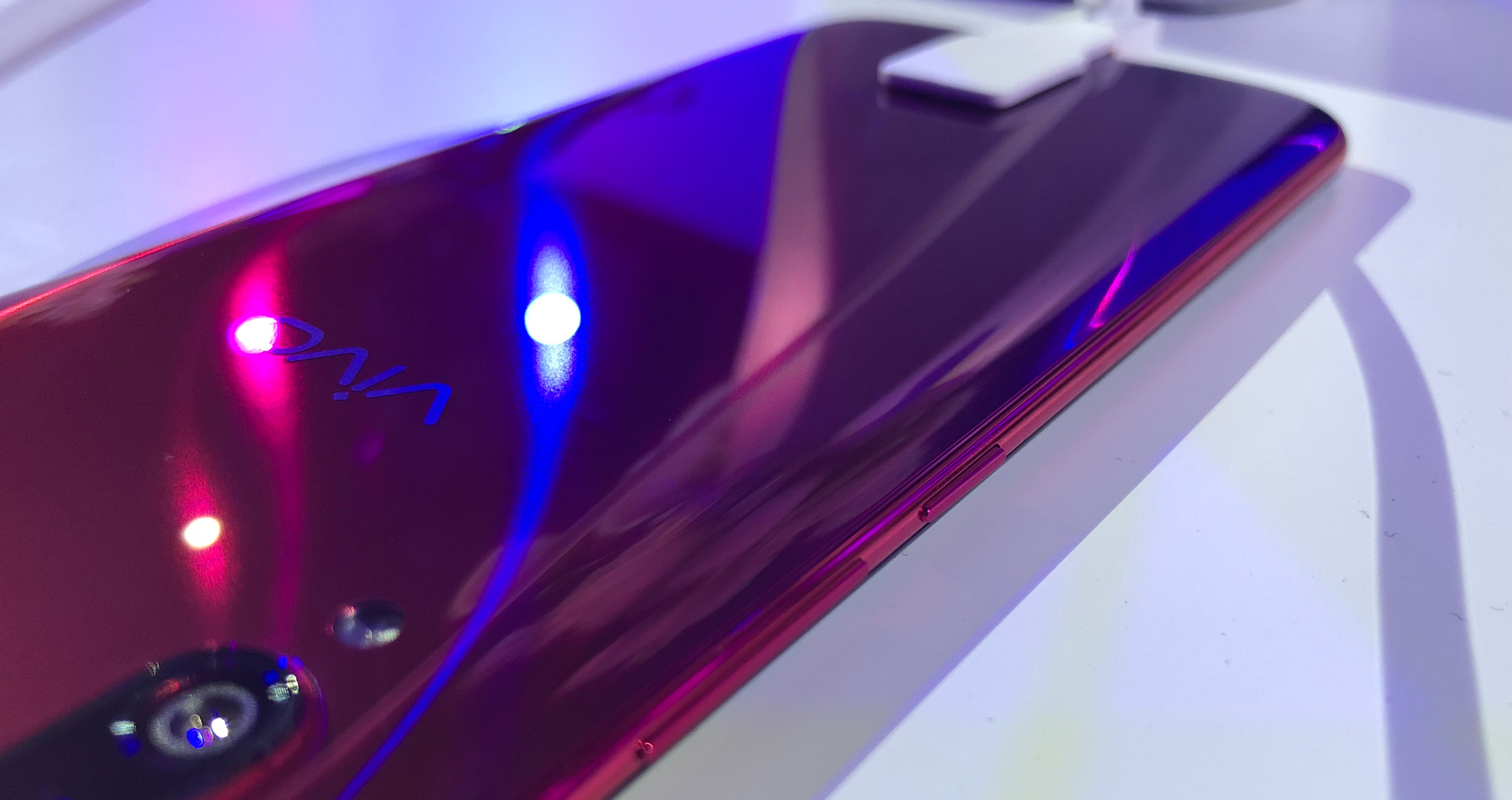 3498元！vivo X23上手：超广角相机+吓人技术加持 智能公会