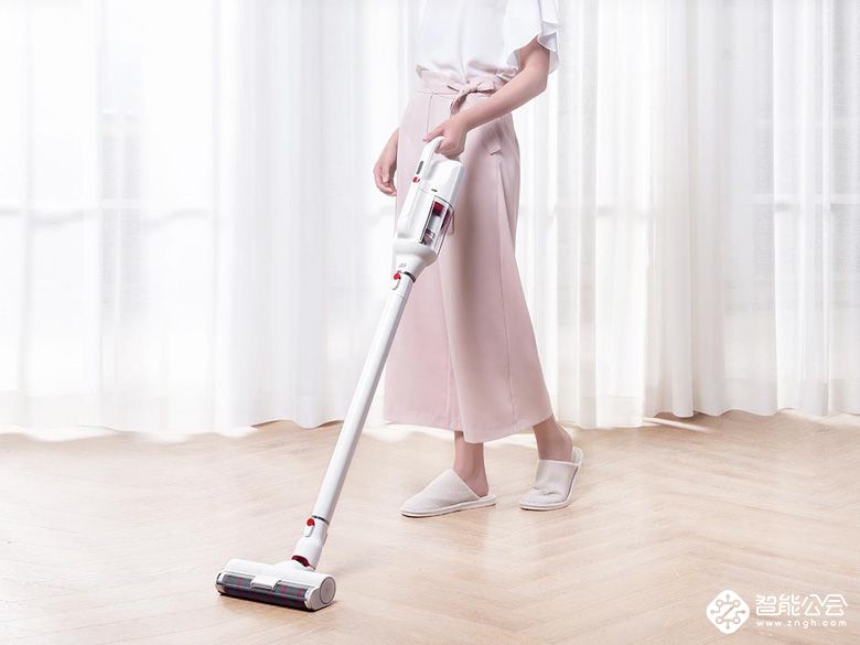 一边哼着小曲一边就能将房子打扫的干净明亮，小狗真的帮大忙了 智能公会