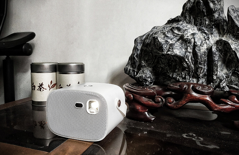 居家旅行投影神器 联想V5便携家用投影仪体验 智能公会