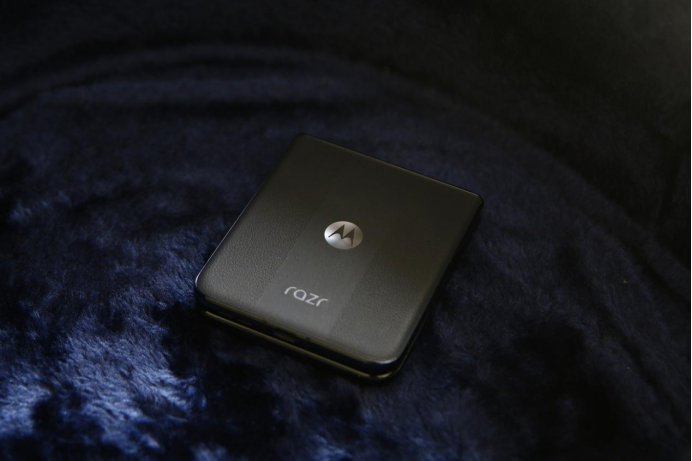 全系标配实用4寸大外屏 联想moto razr 50 Ultra AI元启掀旗舰小折叠普及风 智能公会