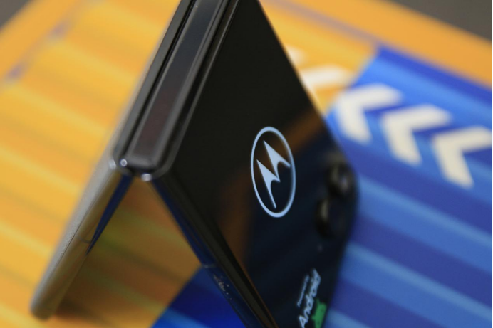 全系标配实用4寸大外屏 联想moto razr 50 Ultra AI元启掀旗舰小折叠普及风 智能公会