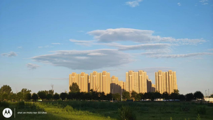 全系标配实用4寸大外屏 联想moto razr 50 Ultra AI元启掀旗舰小折叠普及风 智能公会