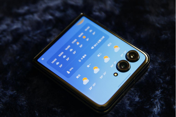 全系标配实用4寸大外屏 联想moto razr 50 Ultra AI元启掀旗舰小折叠普及风 智能公会