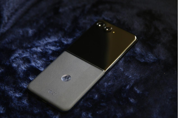 全系标配实用4寸大外屏 联想moto razr 50 Ultra AI元启掀旗舰小折叠普及风 智能公会