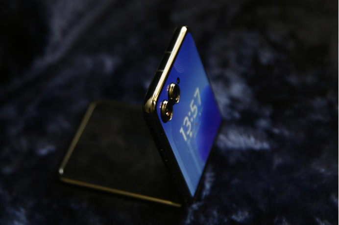 全系标配实用4寸大外屏 联想moto razr 50 Ultra AI元启掀旗舰小折叠普及风 智能公会