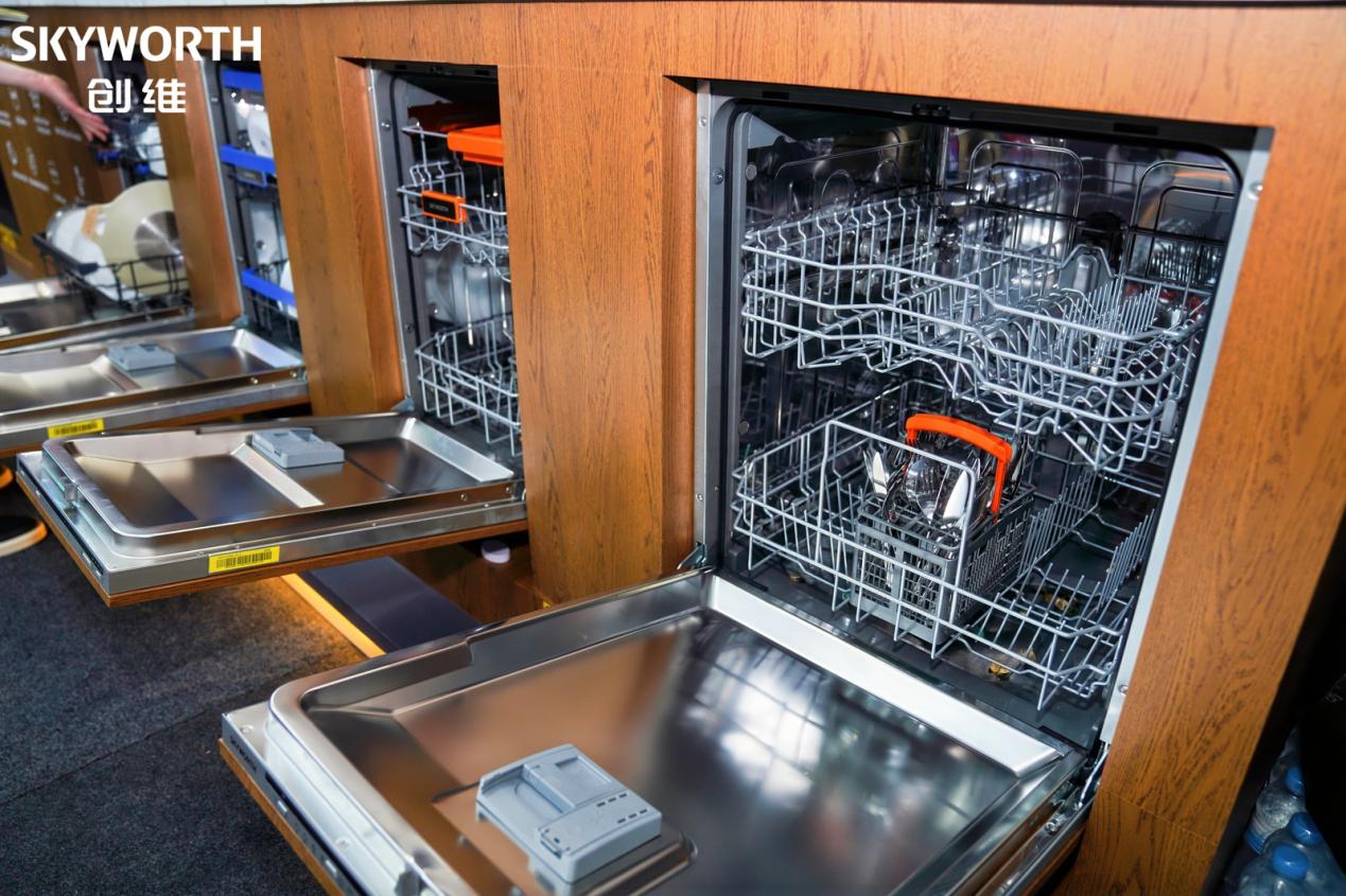 科技创新引领全球化浪潮，创维携多品类智慧矩阵闪耀2025秋季广交会 智能公会